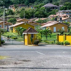 Emerald 2 Bed 10 Mins 24hrs Hot Water Wi Fi Holiday home Ocho Rios